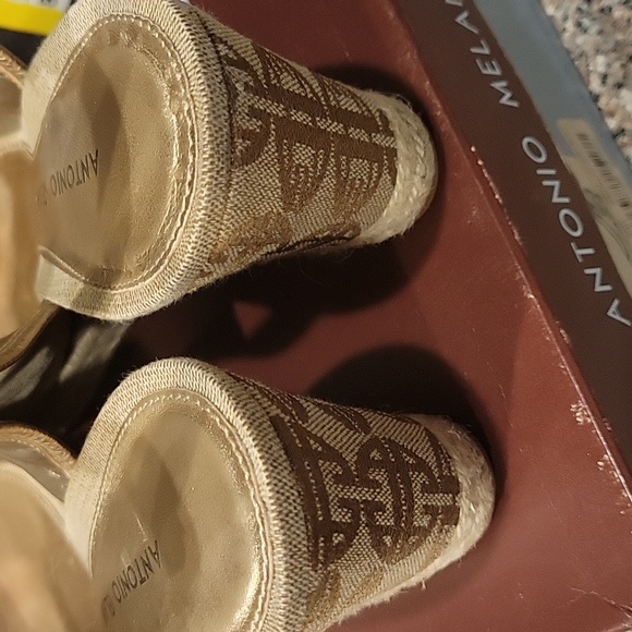 Antonio Melani tan with gold trim Sz 8.5 Sandals - Picture 5 of 5